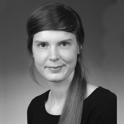 Das Bild zeigt ein Porträt unserer wissenschaftlichen Mitarbeiterin Nora Schulte-Coerne. Das Porträt ist schwarz-weiß und Fr. Schulte-Coerne blickt in die Kamera.